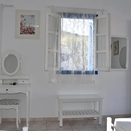 Blue Horizon بيت ضيافة إيوس خورا